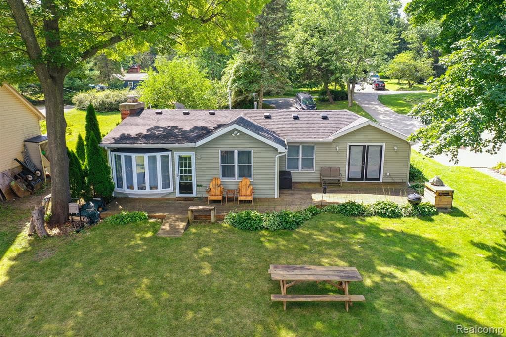 Lake house sold in Independence Township, MI for $325,000