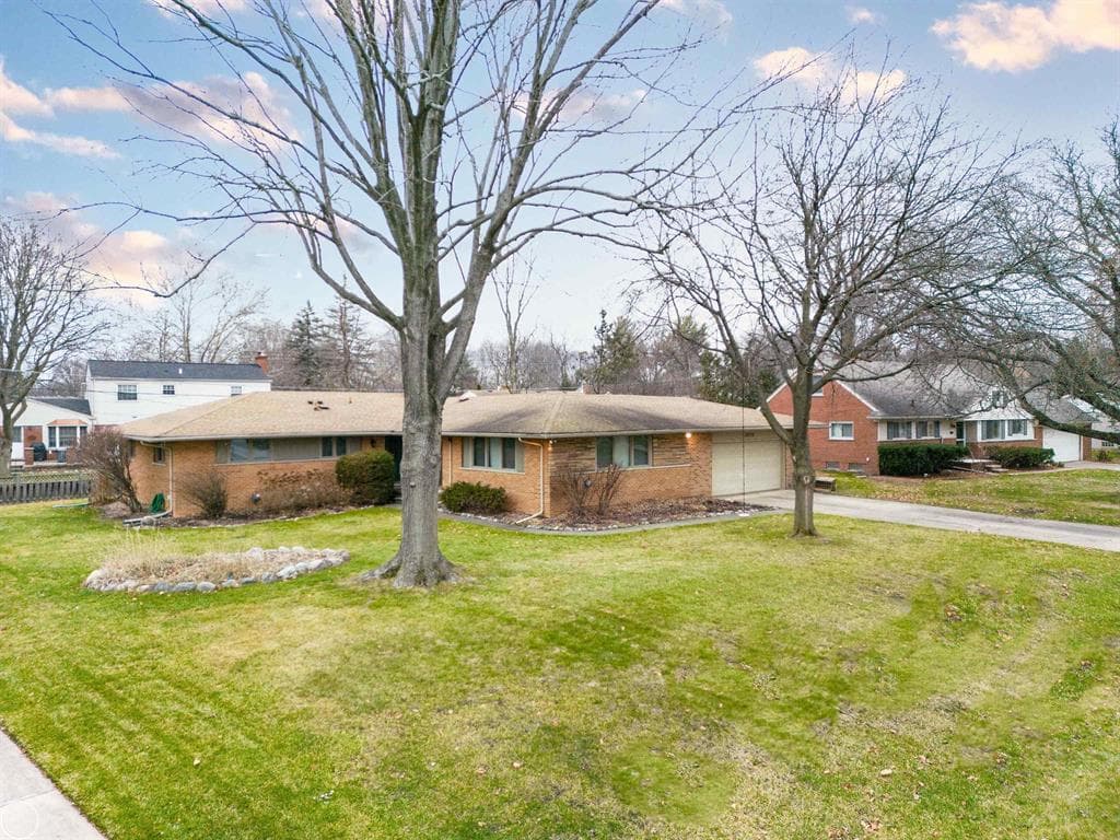 Sprawling ranch sold in Farmington Hills, MI for $336,000